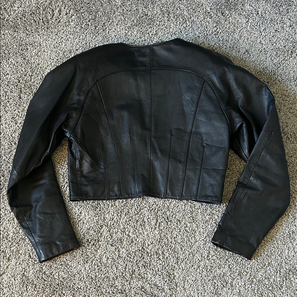 Chic Black Leather Cropped Jacket - Picture 3 of 7